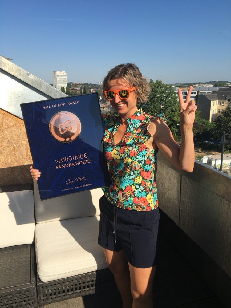 Sandra Holze mit dem Digistore Hall of Fame Award für über 1.000.000 Euro Umsatz