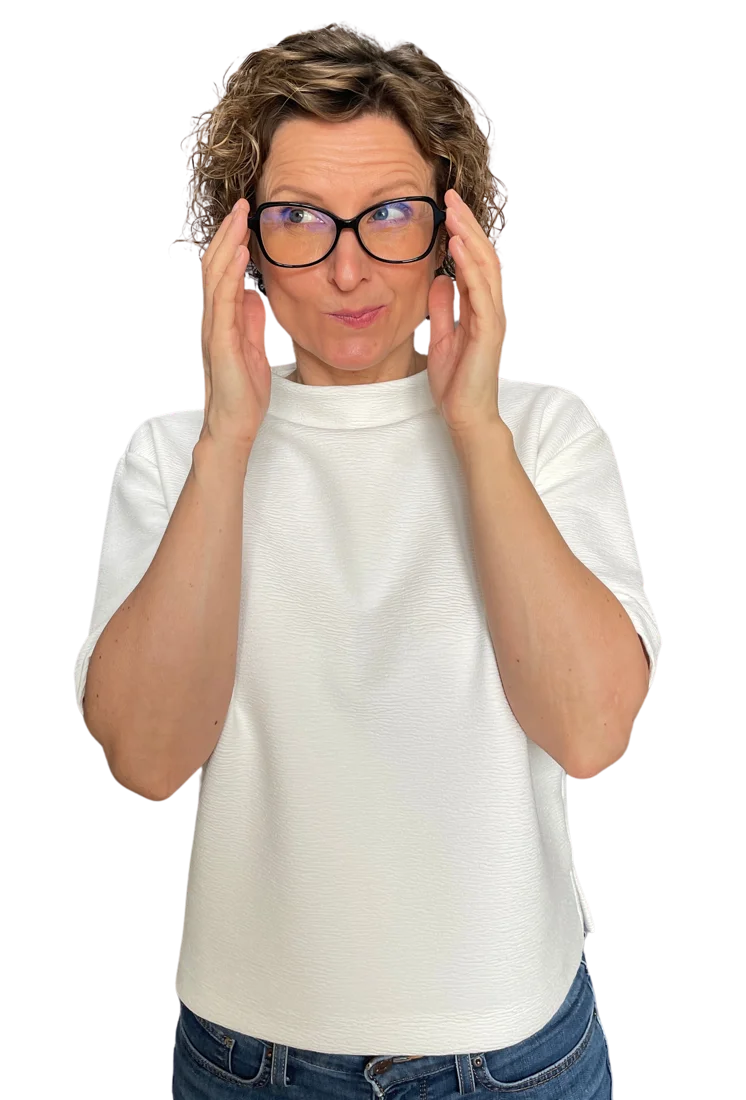 Sandra Holze rückt ihre Brille zurecht